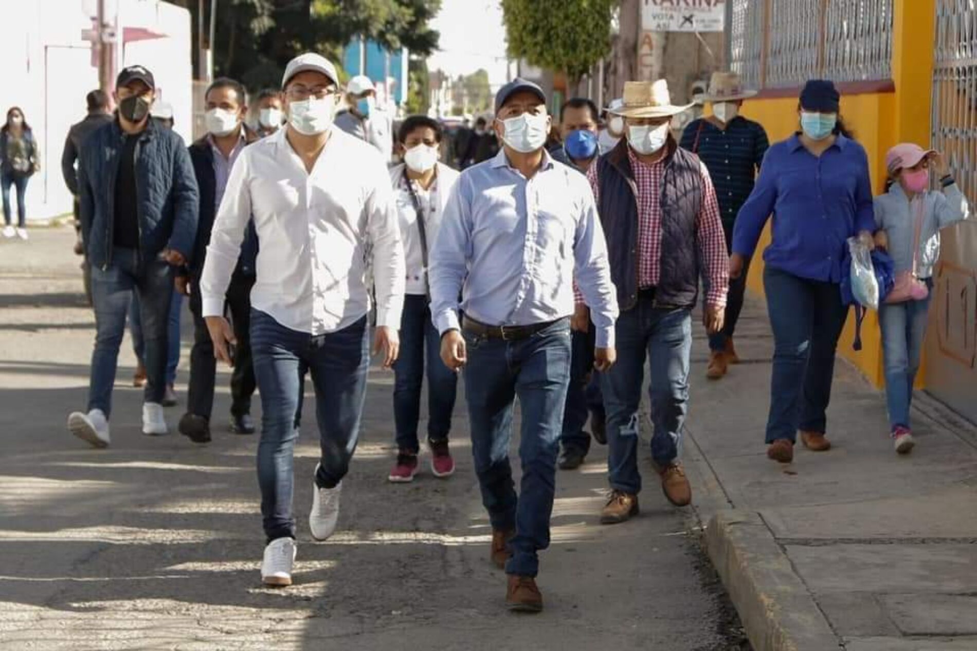 El alcalde electo de San Andres Cholula, Edmundo Tlatehui, recorre las calles de la cabecera de San Andres Cholula para escuchar las demandas de los ciudadanos.