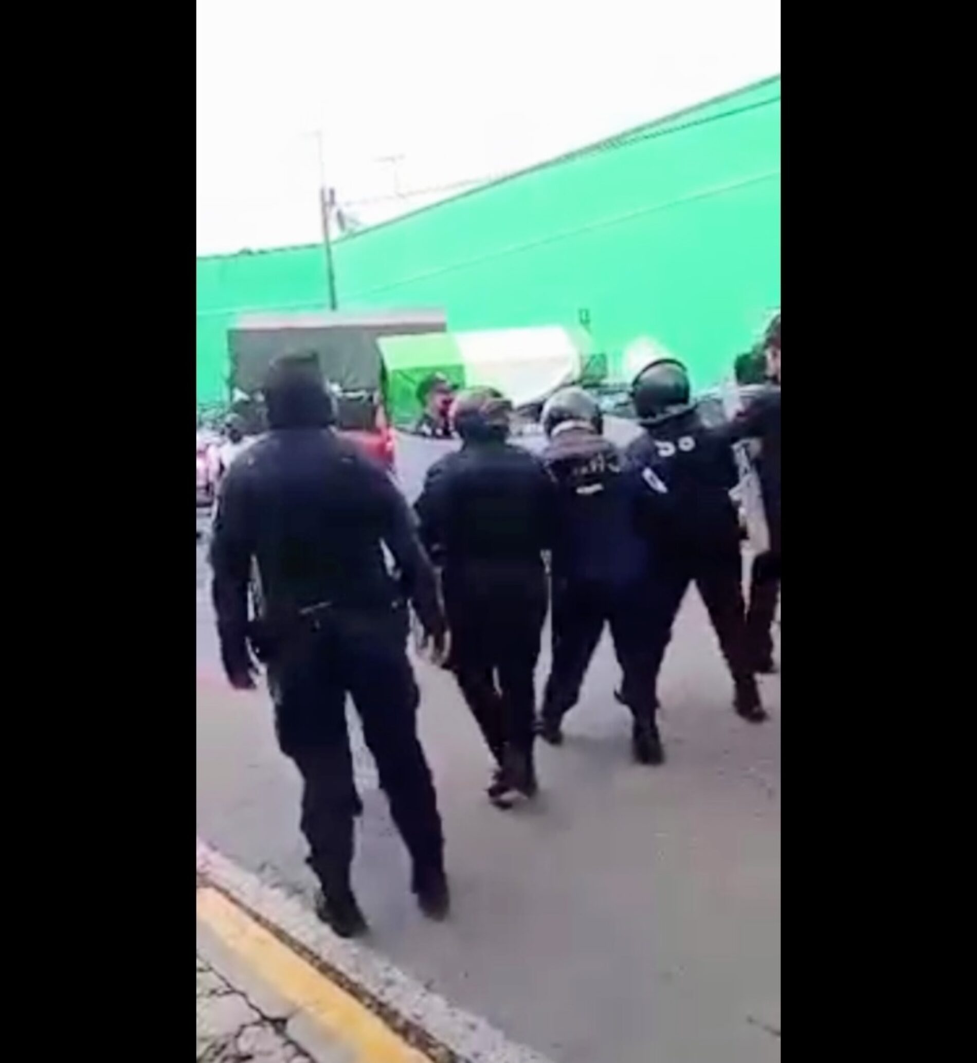 CHOCAN POLICIAS Y COMERCIANTES DEL MERCADO EN CHOLULA