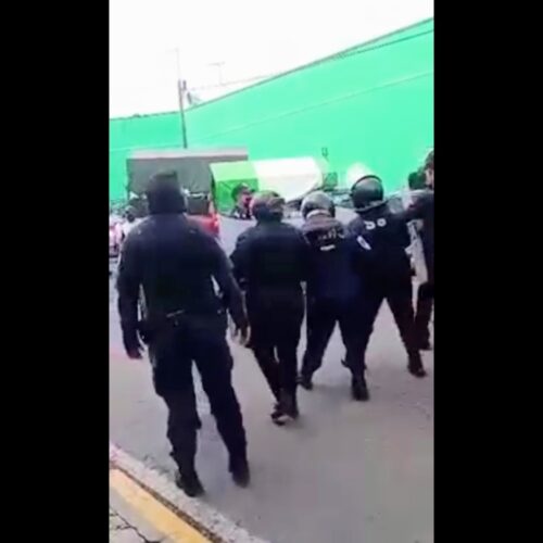 CHOCAN POLICIAS Y COMERCIANTES DEL MERCADO EN CHOLULA