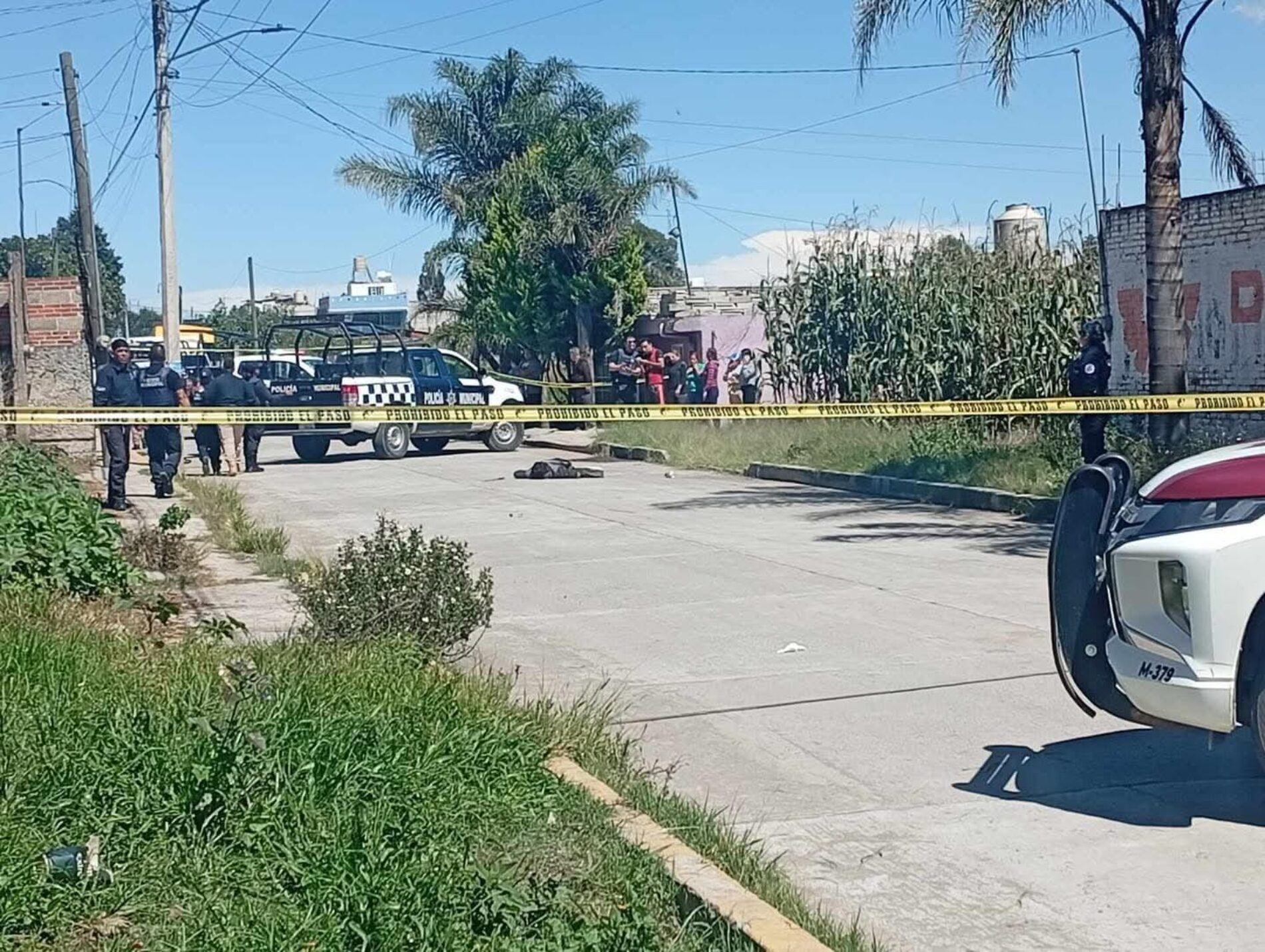 POLICIA SACA DE CIRCULACIÓN A UN LOCO CON MACHETE