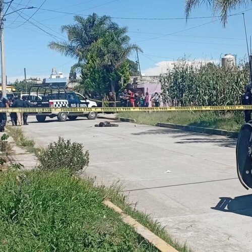 POLICIA SACA DE CIRCULACIÓN A UN LOCO CON MACHETE