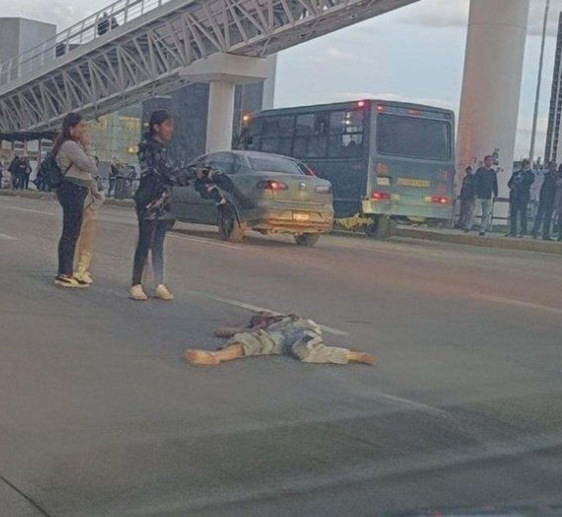 VENEZOLANA SE DESVIVE TIRANDOSE DE UN PUENTE EN LA ATLIXCAYOTL
