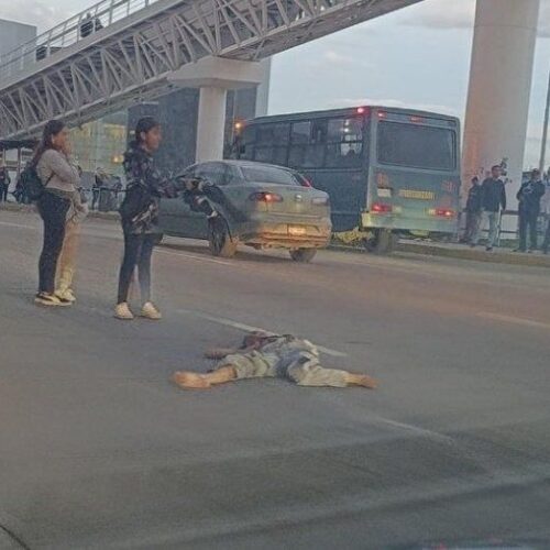 VENEZOLANA SE DESVIVE TIRANDOSE DE UN PUENTE EN LA ATLIXCAYOTL