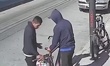 PAR DE ANGELITOS SE ROBAN BICICLETAS EN CHOLULA
