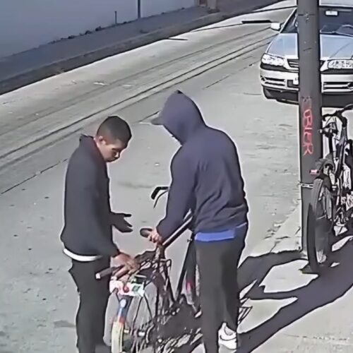 PAR DE ANGELITOS SE ROBAN BICICLETAS EN CHOLULA
