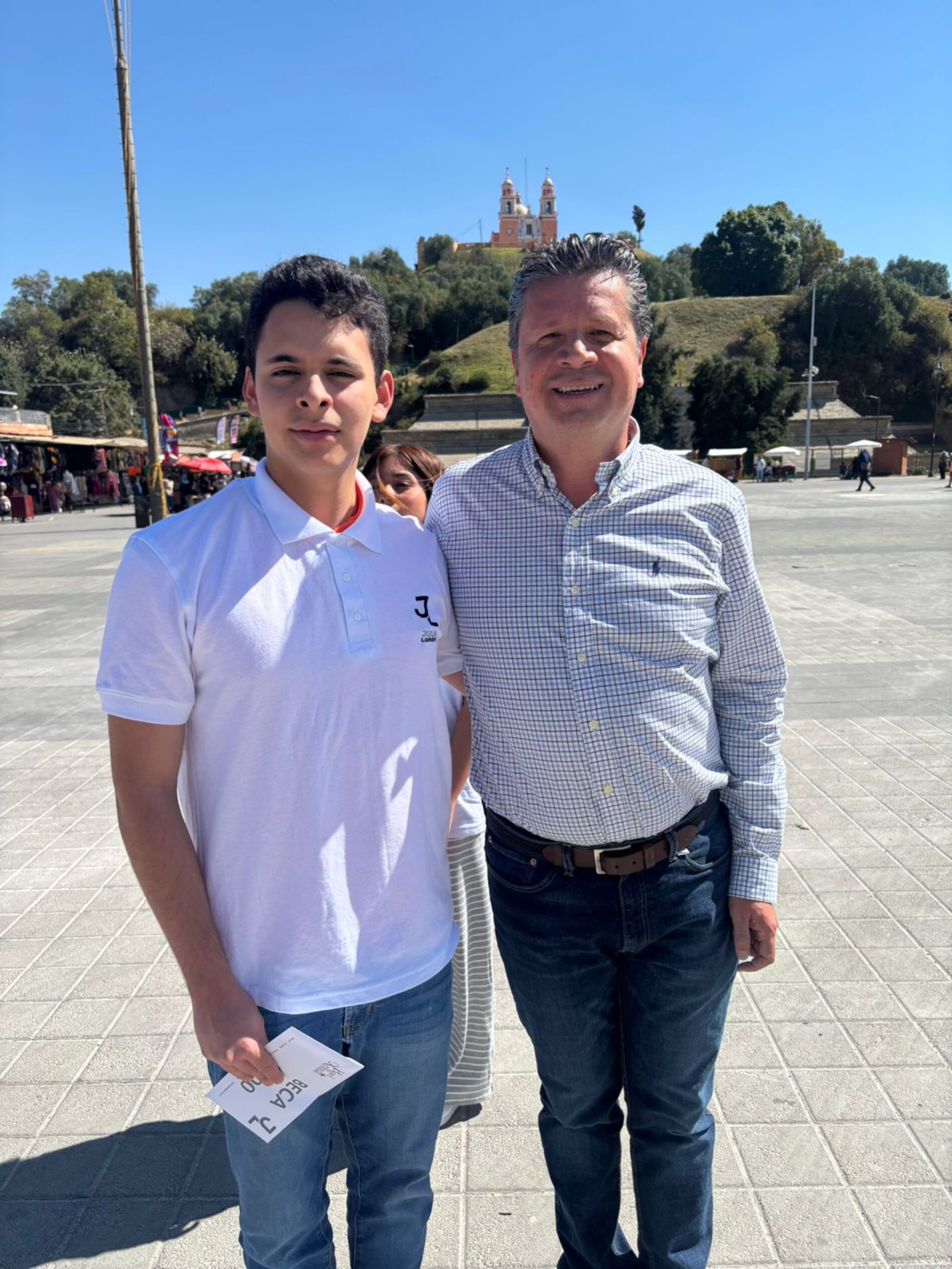 JULIO LORENZINI ENTREGA BECAS