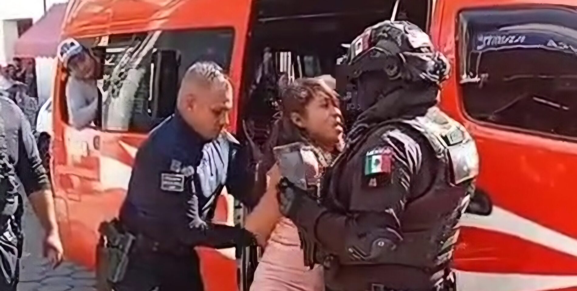 MUJER ESCANDALIZA ABORDO DE UNA COMBI DE CHOLULA