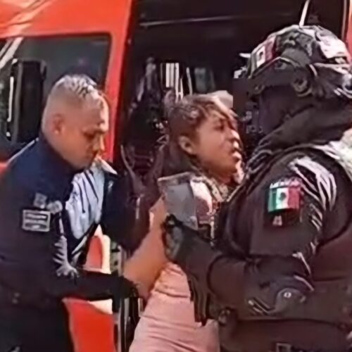 MUJER ESCANDALIZA ABORDO DE UNA COMBI DE CHOLULA